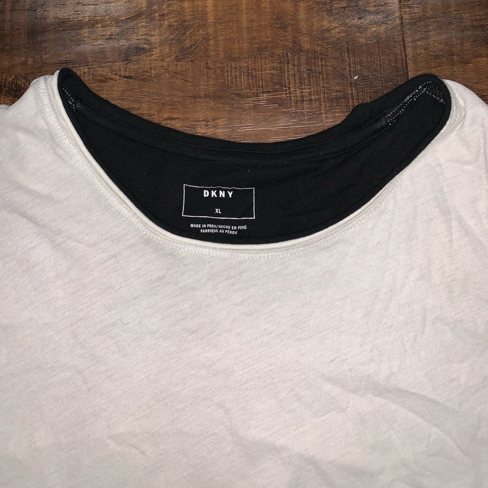 Men T-shirt. Size: XL. DKNY.